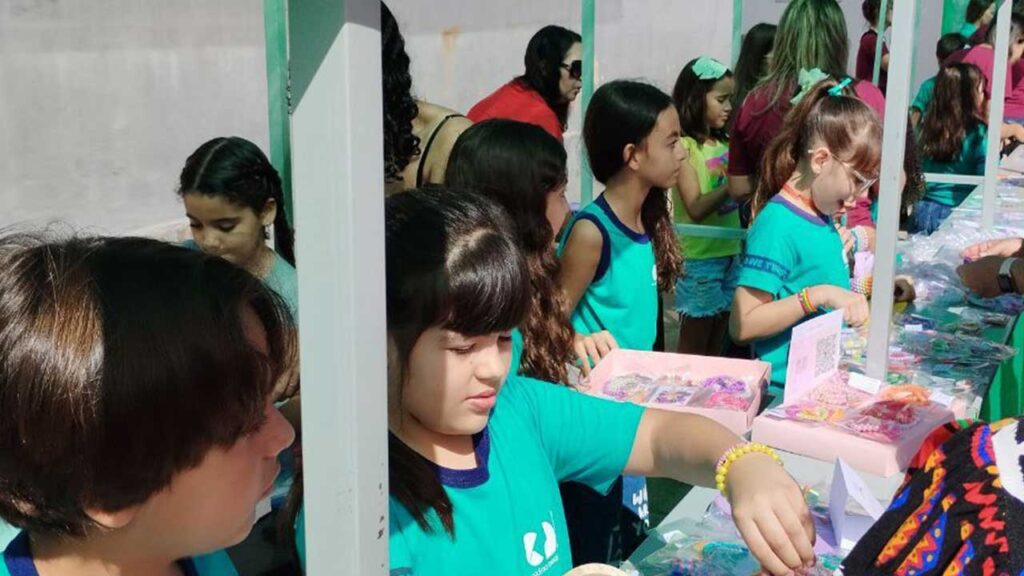 CDC promove feira de empreendedorismo com alunos para incentivar educação financeira em João Pinheiro