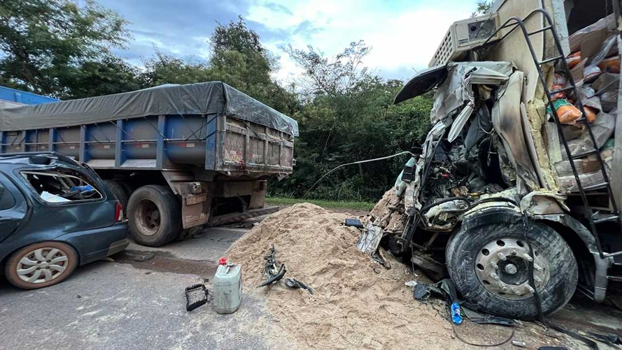 Colisão envolvendo carreta, caminhões e carros de passeio resulta em morte na BR-040 em Paracatu