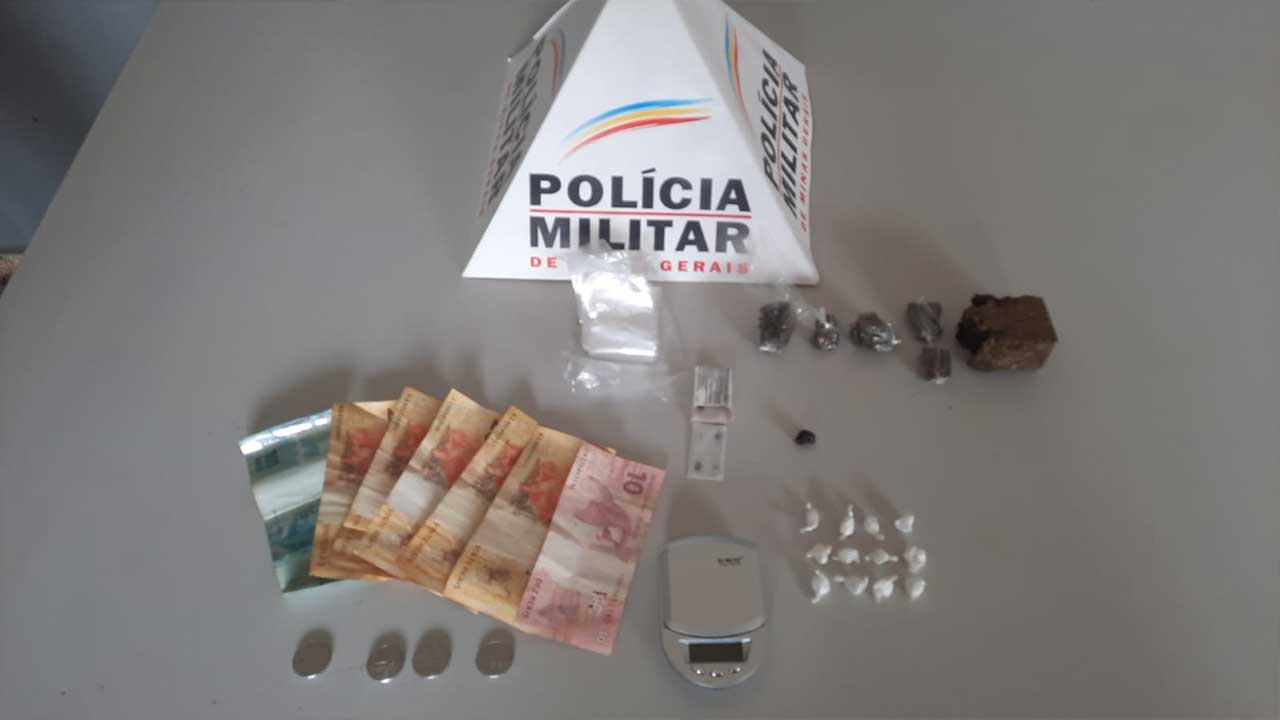 PM aborda indivíduo na rua e apreende droga e material utilizado para o tráfico em seu quarto em Brasilândia de Minas