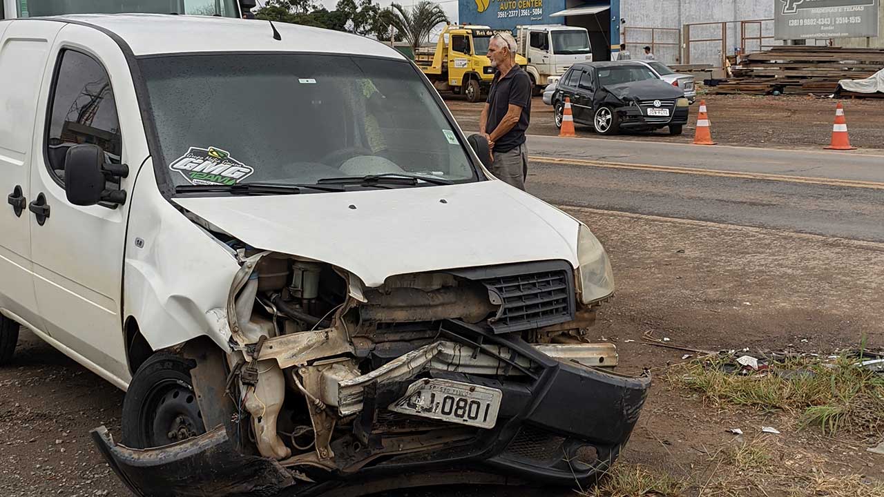 Motorista provoca acidente, foge e tenta retirar veículo antes da chegada da PRF em João Pinheiro