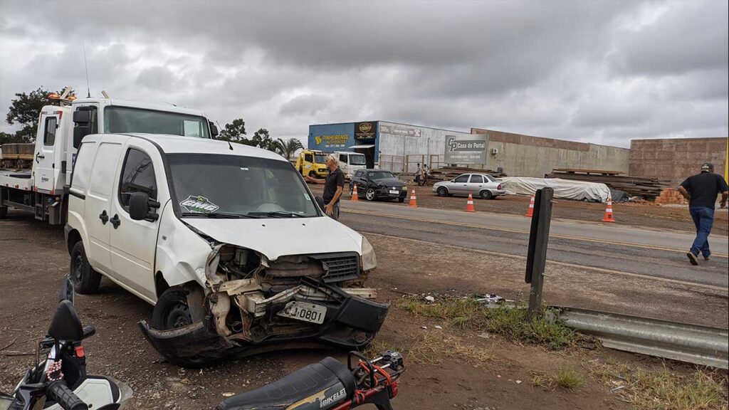 Motorista provoca acidente, foge e tenta retirar veículo antes da chegada da PRF em João Pinheiro