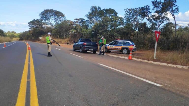 Motorista embriagado faz o teste do bafômetro e acaba preso na MG-181, em João Pinheiro
