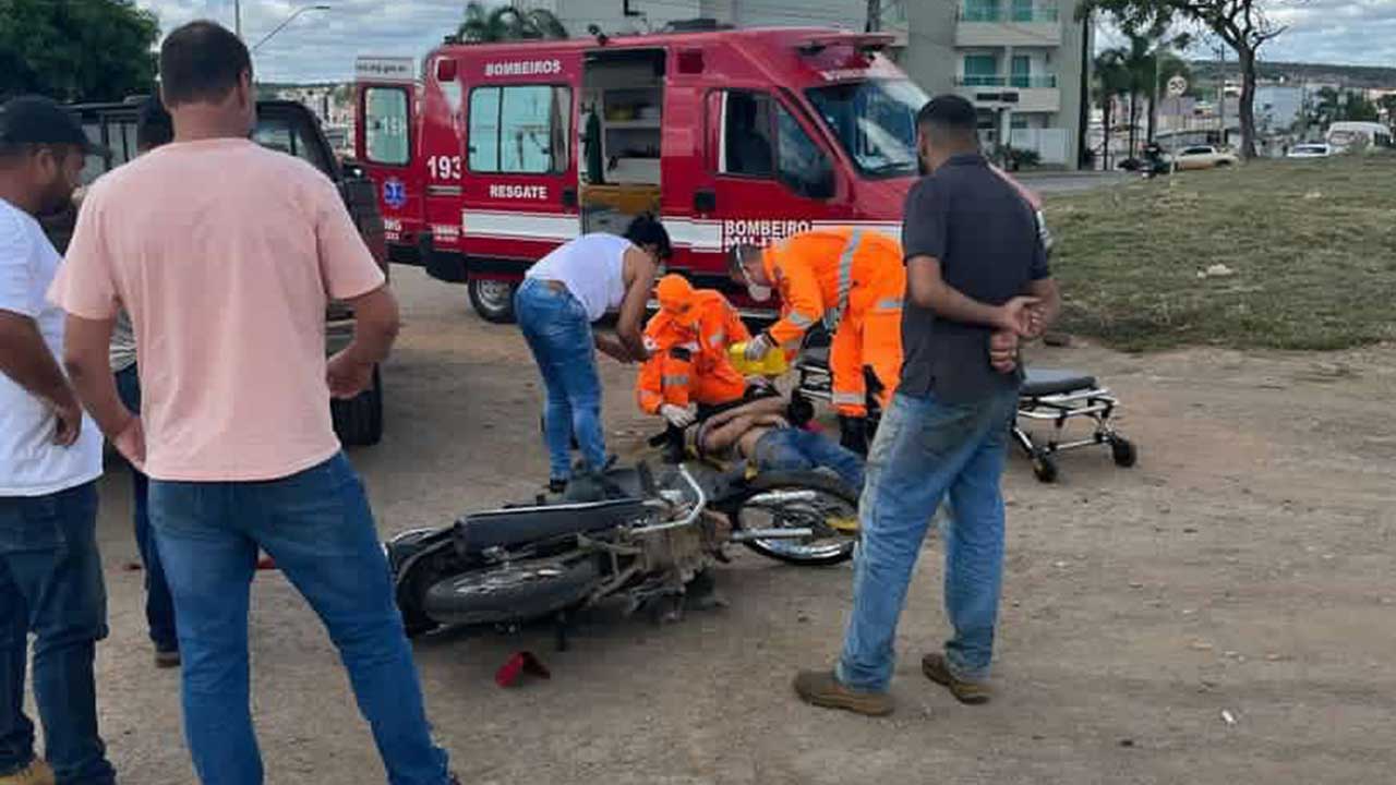 Bombeiros resgatam motociclista ferido após acidente em um dos acessos irregulares da BR-040 em João Pinheiro