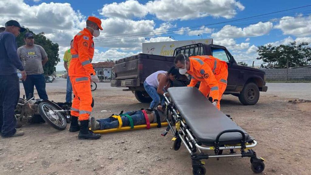 Bombeiros resgatam motociclista ferido após acidente em um dos acessos irregulares da BR-040 em João Pinheiro