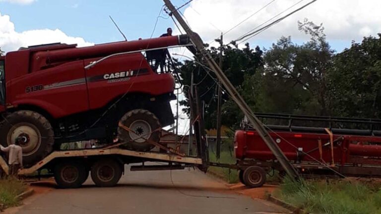 Colheitadeira esbarra em fiação e derruba poste na Cohab, em João Pinheiro