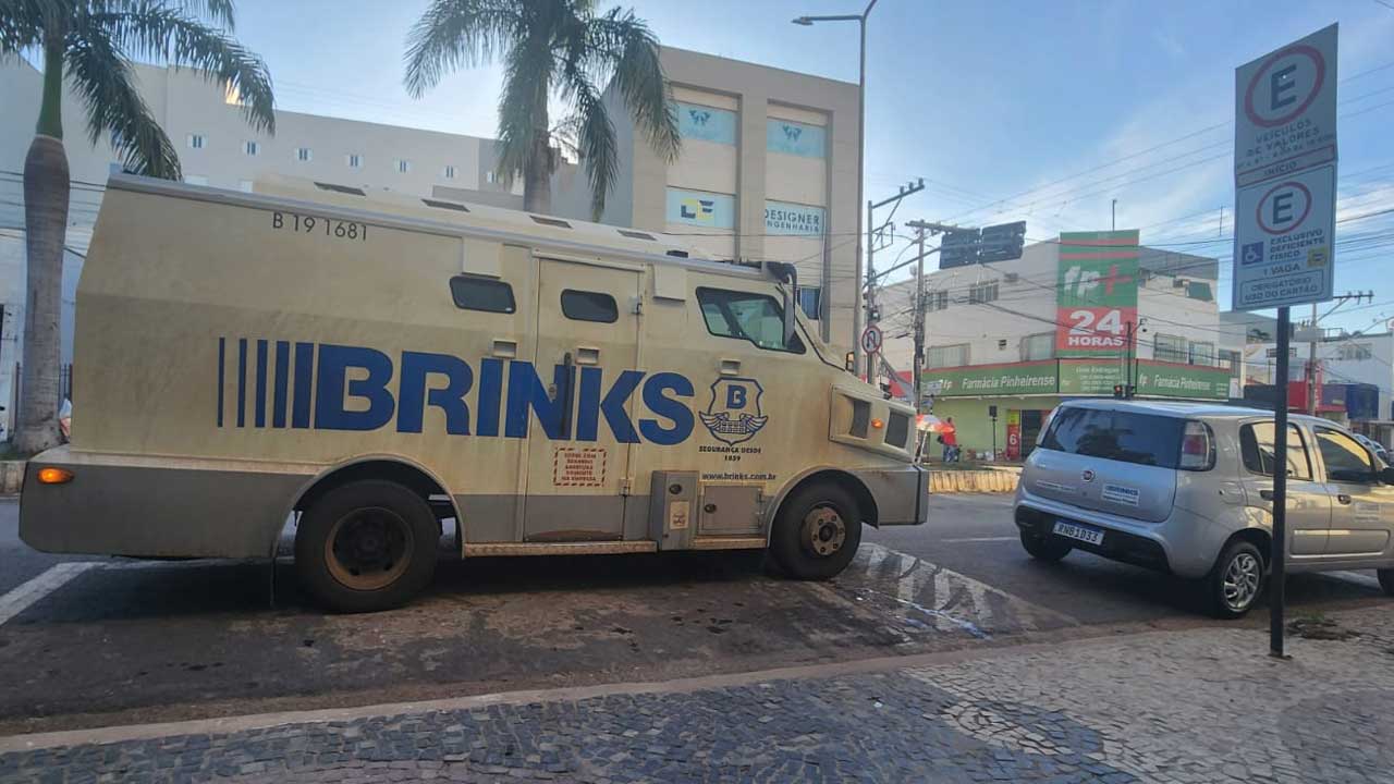 Carro forte estacionado em vaga reservada para deficiente físico causa indignação em João Pinheiro