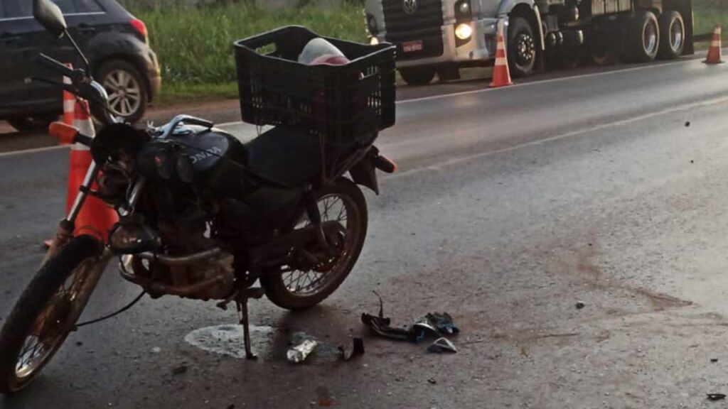 Motociclista invade a contramão repentinamente, bate em veículo e fica ferido na Ruralminas, em João Pinheiro