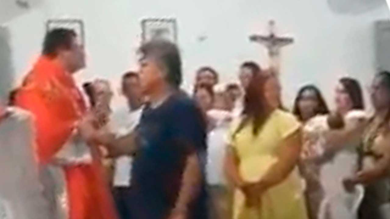 Padre se desentende com padrinho durante batismo e vídeo viraliza; veja