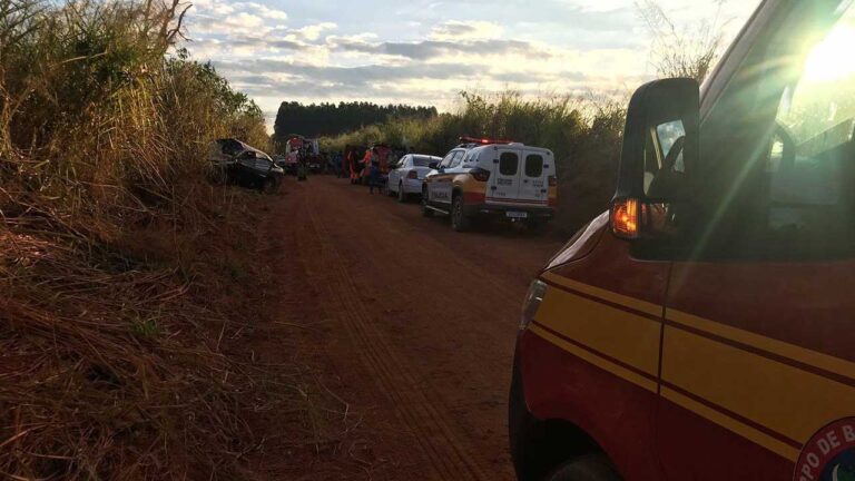 Cavaleiros são atropelados em estrada, 3 pessoas ficam feridas e dois cavalos morrem em Patos de Minas