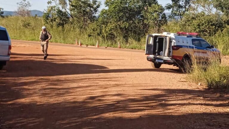 Pai encontra corpo de filho morto em acidente de motocicleta na MG-188 em Paracatu