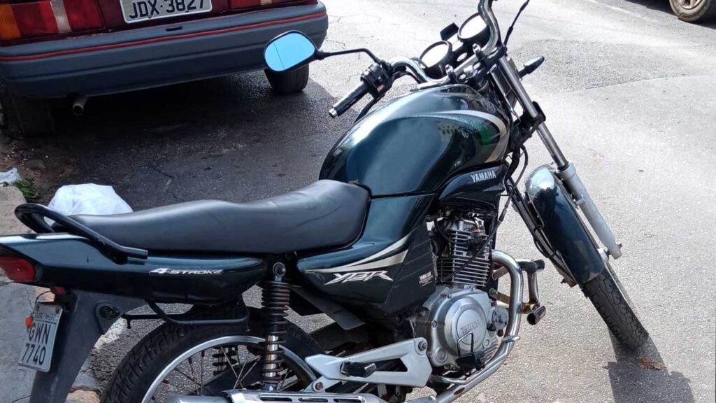 Enquanto guardava as compras, bandido invade casa e furta moto de mulher no Cais em João Pinheiro