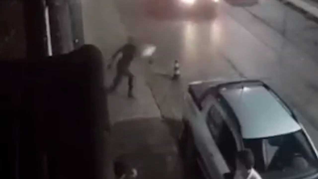 Travesti é flagrada atirando cachorro em veículo em movimento em Patos de Minas