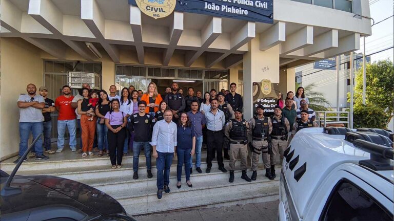 Promotora de Justiça Dra Fabiana recebe homenagens em cerimônia de despedida na Delegacia de João Pinheiro