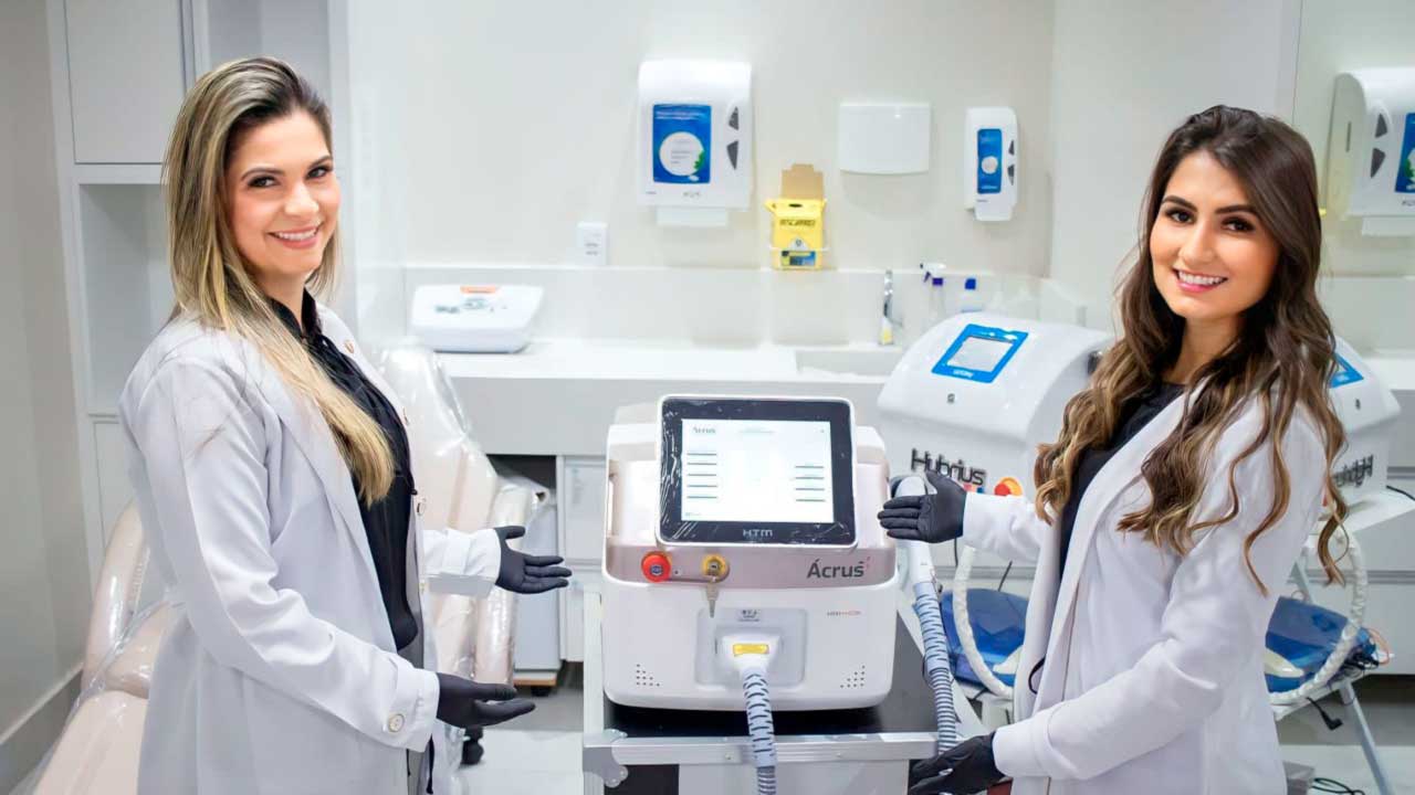 Esteticista e Biomédica oferecem depilação a laser com aparelho fixo todos os dias na clínica Life Center, em João Pinheiro