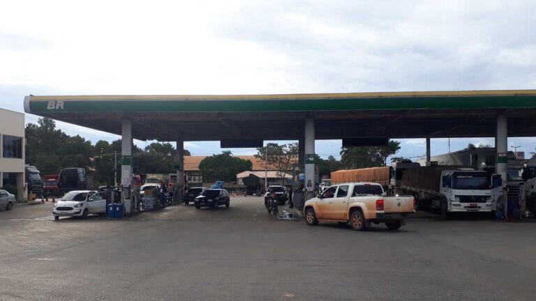 Redução de preços da gasolina ainda não é sentida nos postos de João Pinheiro