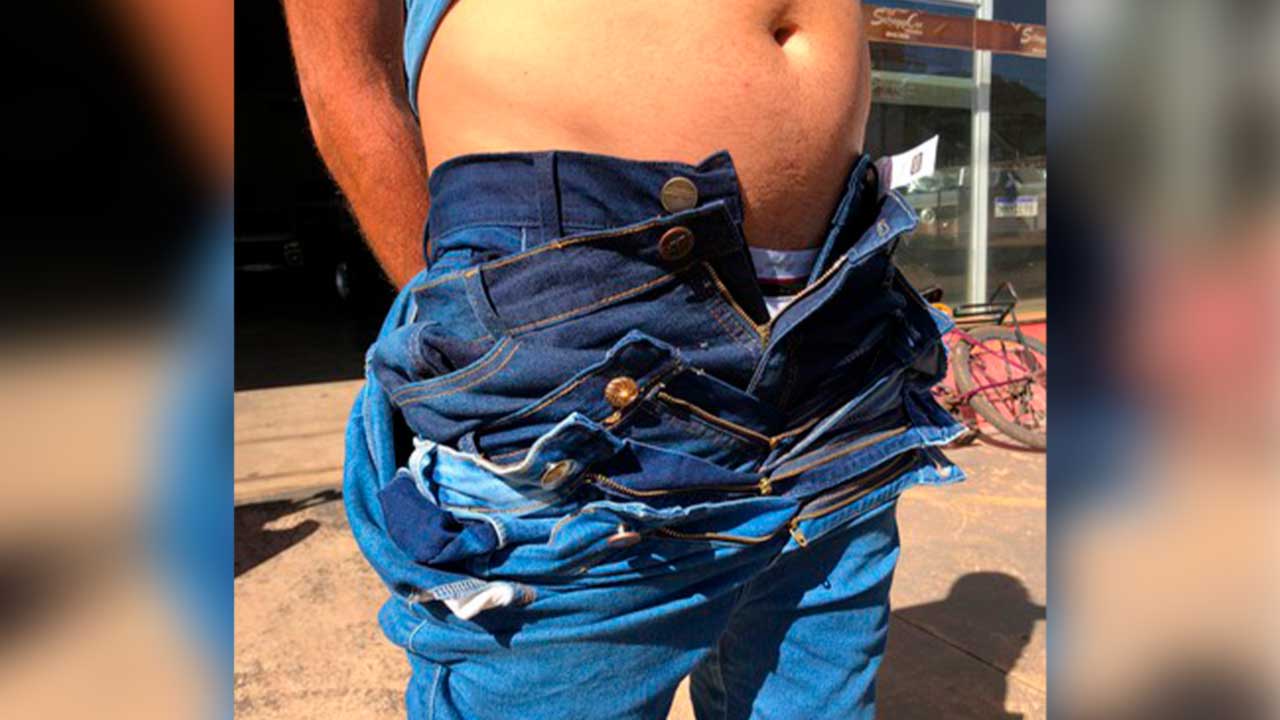 Furtando à moda antiga: homem vestindo várias peças de roupa é detido ao sair de loja em Minas Gerais