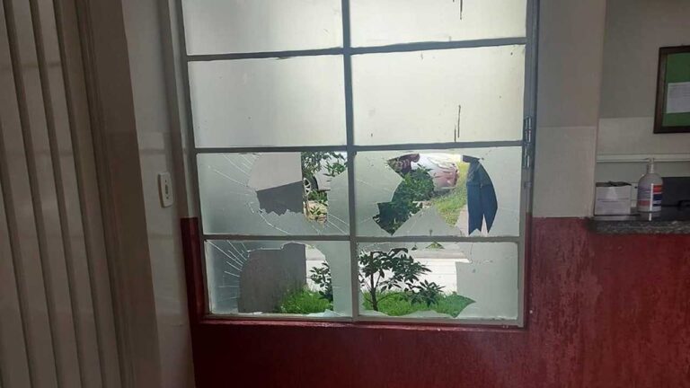 Homem quebra vidraças de Pronto Socorro por receber atestado com apenas 1 dia em Minas Gerais