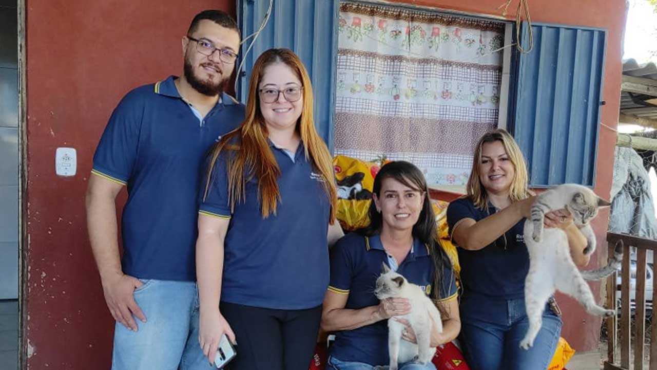 Rotary Club de João Pinheiro doa quase 1 tonelada de ração à ASFIPA para tratar dos animais acolhidos por 30 dias