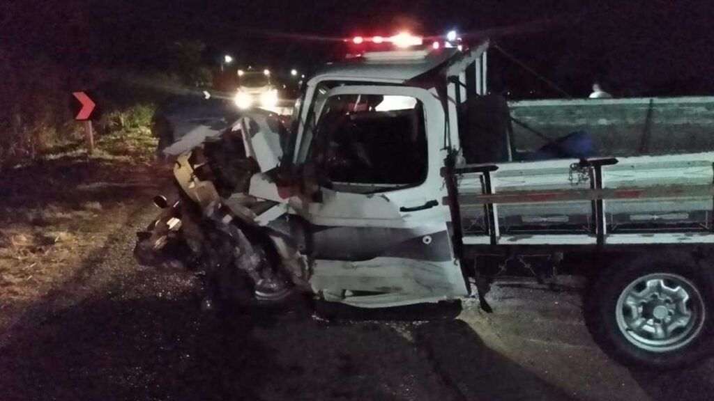 Motorista morre na hora após colisão frontal com caminhonete na BR-040 em João Pinheiro