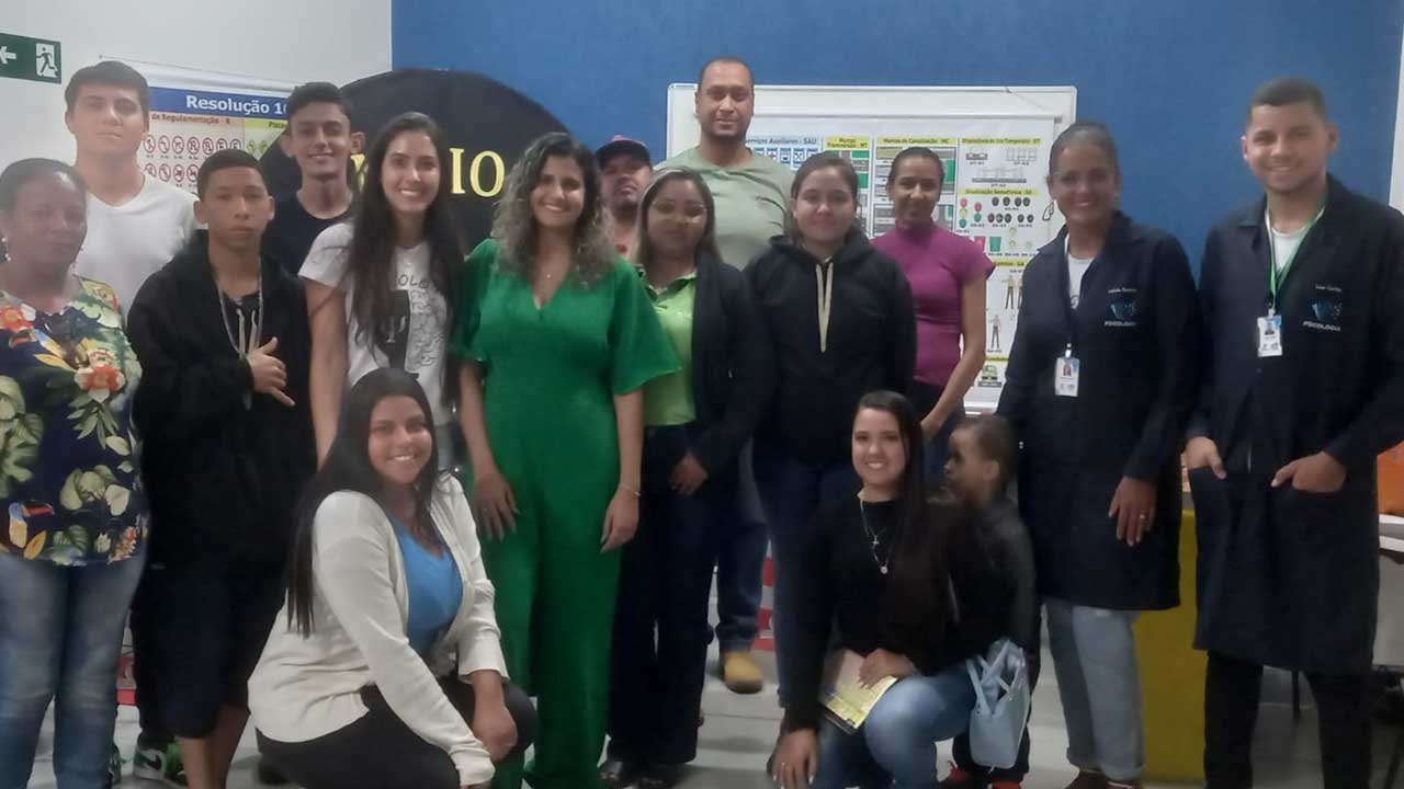 Maio amarelo: alunos da FCJP promovem palestra de conscientização em autoescola de João Pinheiro