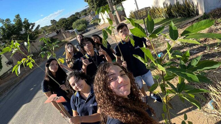 Interact Club promove plantio de mudas em projeto que visa melhorar o meio ambiente de João Pinheiro