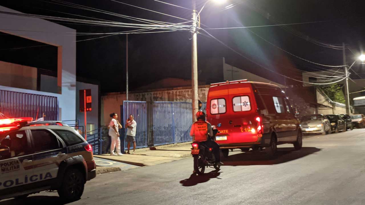 Homem é socorrido para a UPA de João Pinheiro após ser atropelado por caminhão na MG-410