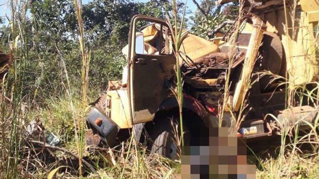 Caminhoneiro sofre grave lesão após sair de pista e bater violentamente contra árvore em João Pinheiro