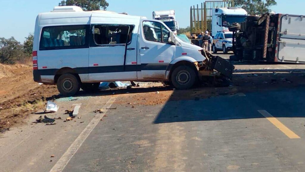 Pinheirense morre na hora após bater de frente com caminhão-baú na BR-452 em Perdizes