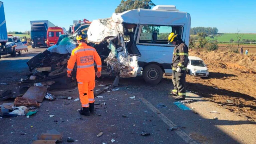 Pinheirense morre na hora após bater de frente com caminhão-baú na BR-452 em Perdizes