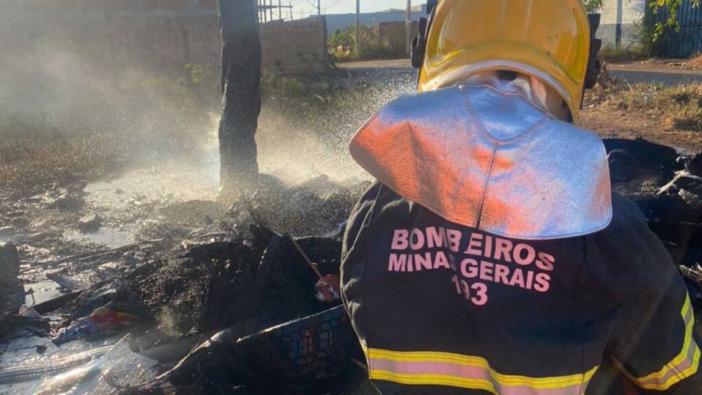 Incêndio em lote vago atinge amontoado de pneus no bairro Fernanda Couto; Corpo de Bombeiros foi acionado