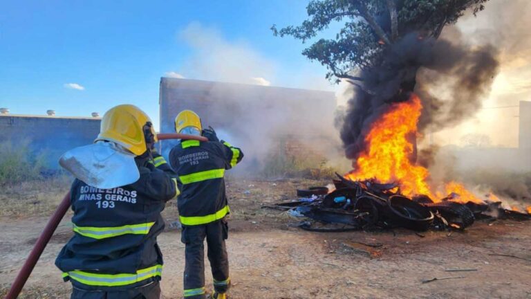 Incêndio em lote vago atinge amontoado de pneus no bairro Fernanda Couto; Corpo de Bombeiros foi acionado