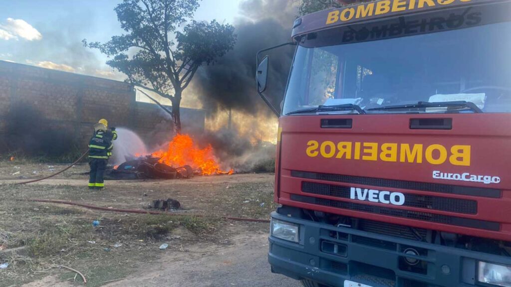 Incêndio em lote vago atinge amontoado de pneus no bairro Fernanda Couto; Corpo de Bombeiros foi acionado
