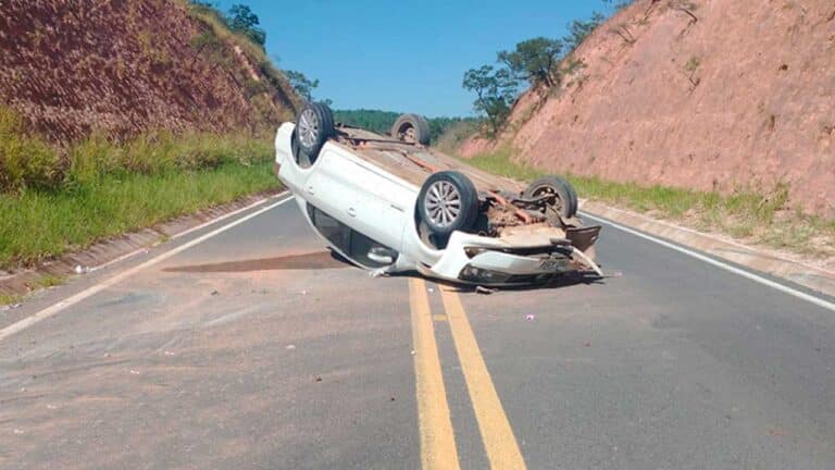 Condutora perde o controle da direção e capota veículo na LMG 740; duas pessoas ficaram feridas