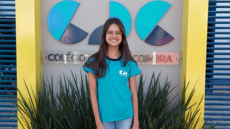 Aluna do Colégio Darcília Coimbra alcança medalha de ouro na Olimpíada Internacional de Matemática