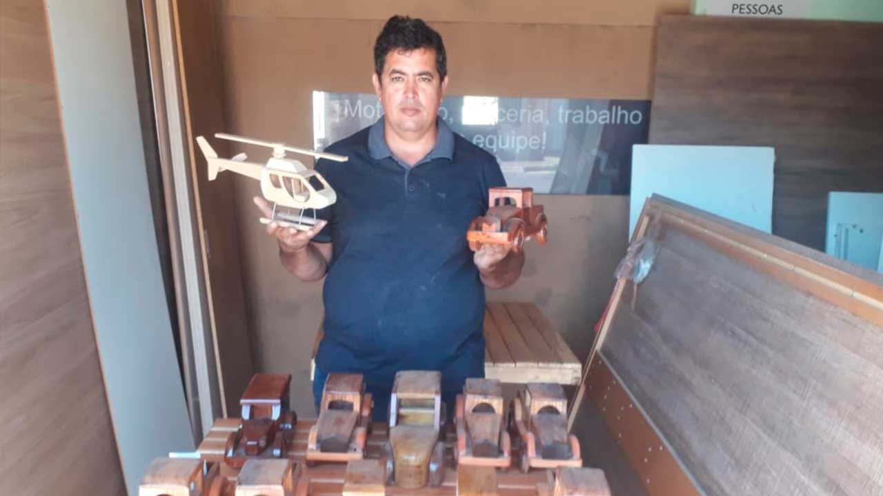 Artesão ganha destaque no cenário regional com produção de carrinhos de madeira em João Pinheiro