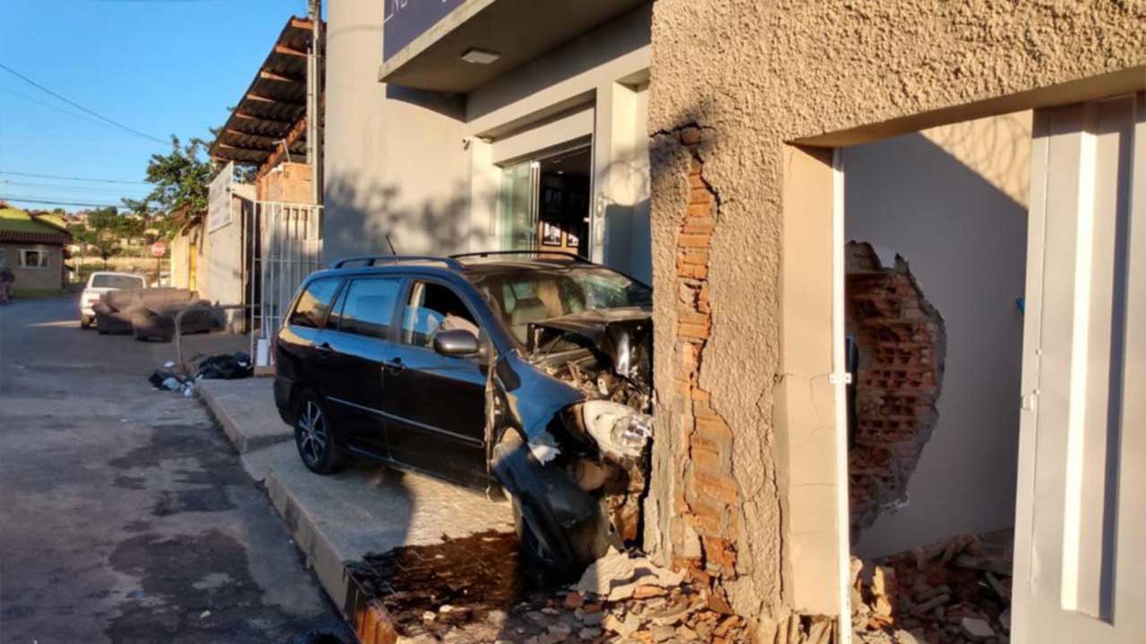 Idoso passa mal ao volante, invade contramão e bate no muro da ACE de João Pinheiro; veja o vídeo