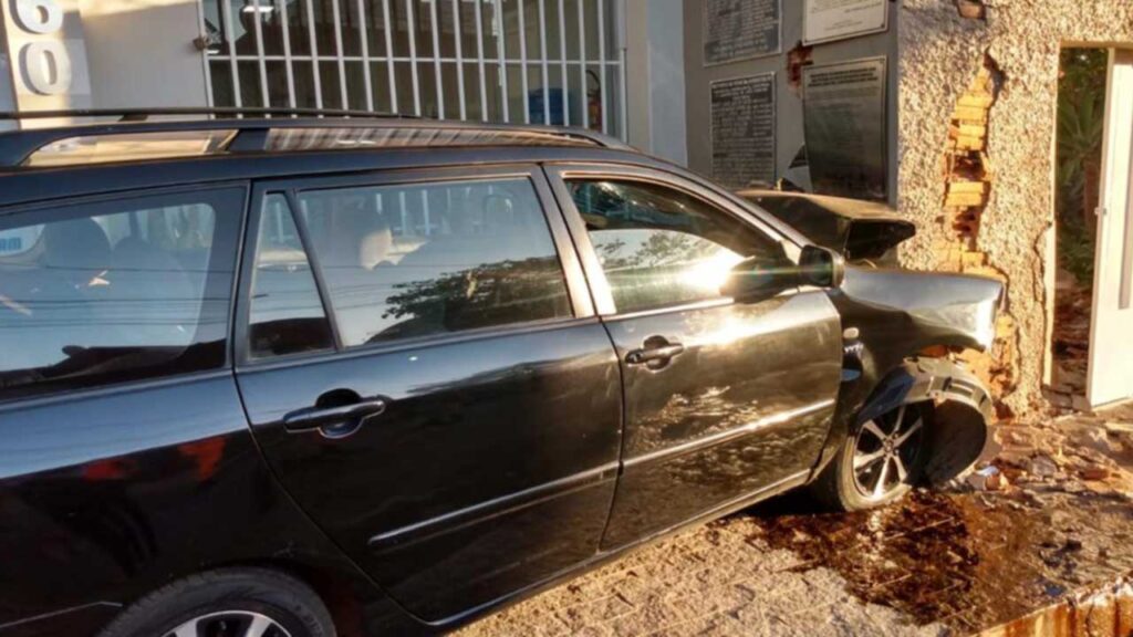 Idoso passa mal ao volante, invade contramão e bate no muro da ACE de João Pinheiro; veja o vídeo