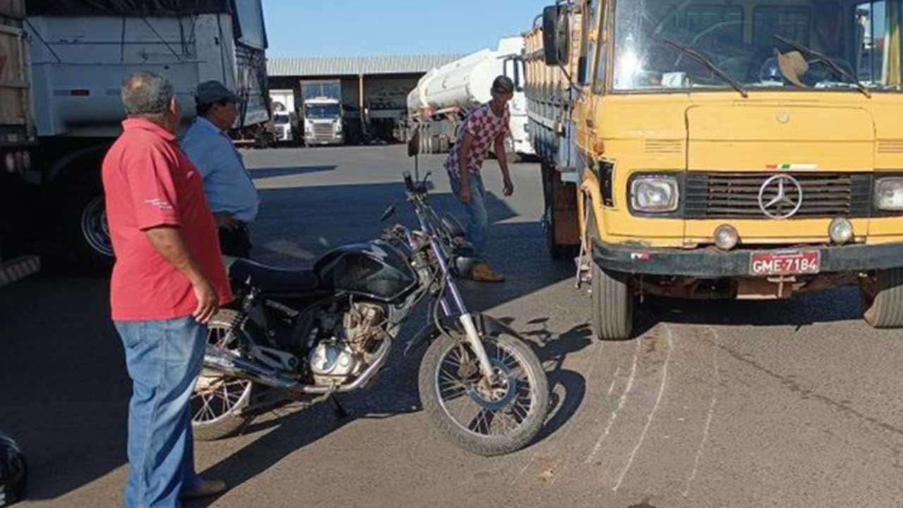 Motociclista realiza “gato” no pátio do Trevo 2 e é atingido por caminhão em João Pinheiro