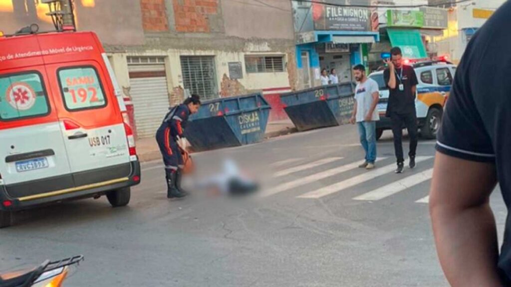 Jovem é levada para a UPA após acidente entre carro e moto no Centro de João Pinheiro