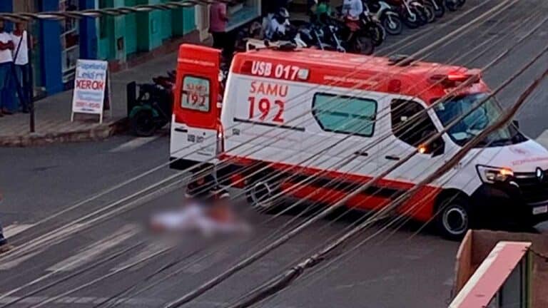 Jovem é levada para a UPA após acidente entre carro e moto no Centro de João Pinheiro