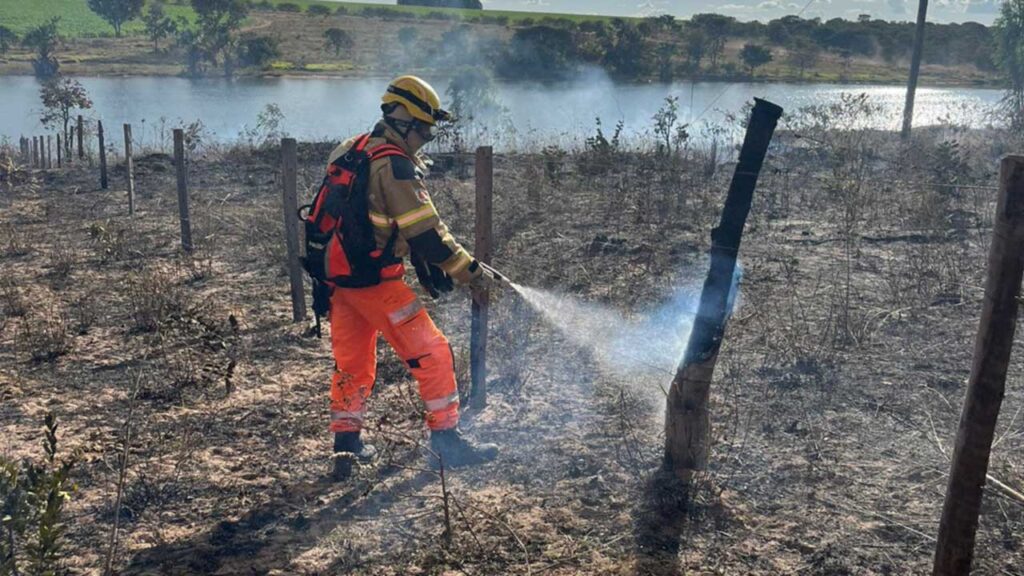 Corpo de Bombeiros combate incêndio na região da Prainha próximo a área de vereda em João Pinheiro