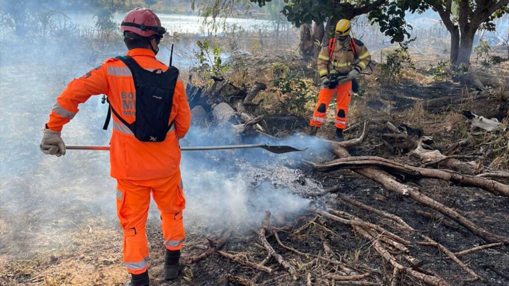 Corpo de Bombeiros combate incêndio na região da Prainha próximo a área de vereda em João Pinheiro
