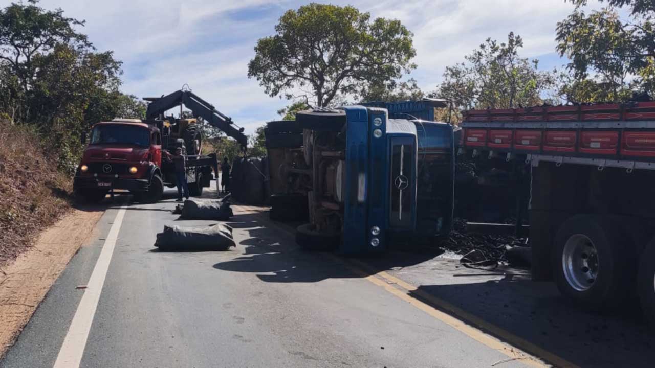 Caminhão carregado com carvão tomba na MG-181, em João Pinheiro; motorista não se feriu
