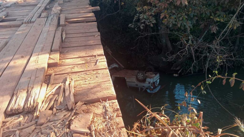 Carro cai da ponte da Ruralminas 2 e vai parar dentro de córrego em João Pinheiro; veja o vídeo