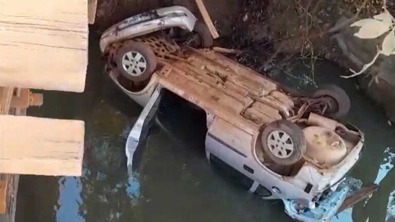 Carro cai da ponte da Ruralminas 2 e vai parar dentro de córrego em João Pinheiro; veja o vídeo