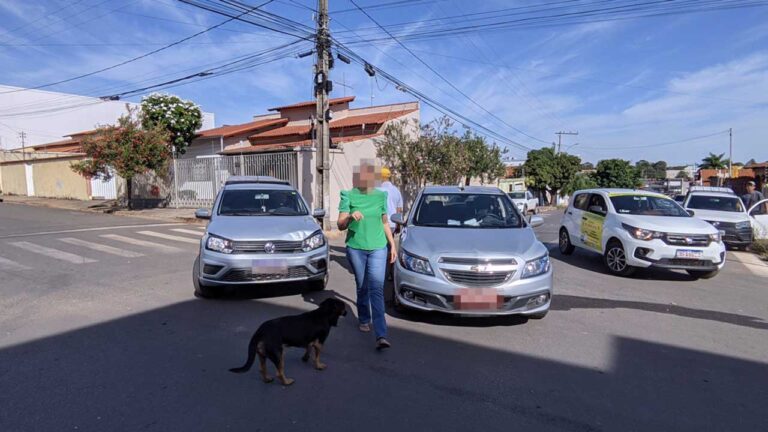 Taxista avança parada obrigatória e provoca acidente na Aparício Saraiva com a Frei Dionísio em João Pinheiro