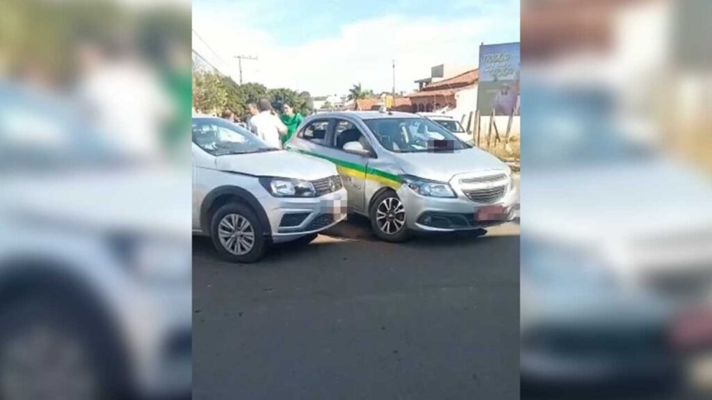 Taxista avança parada obrigatória e provoca acidente na Aparício Saraiva com a Frei Dionísio em João Pinheiro