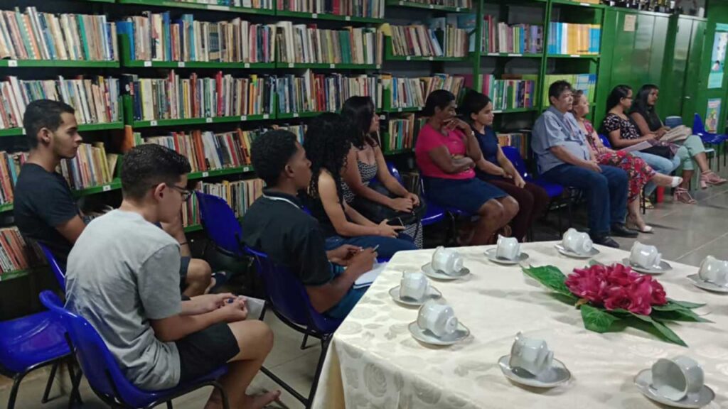 Professora do EJA desenvolve projeto de leitura com alunos e percebe melhora em sala de aula no CAIC de João Pinheiro