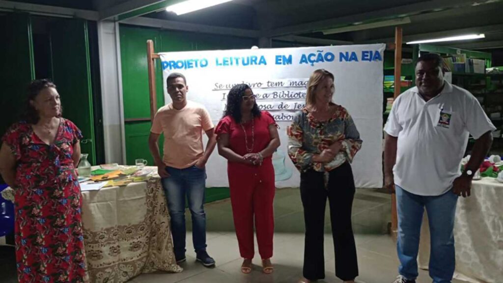 Professora do EJA desenvolve projeto de leitura com alunos e percebe melhora em sala de aula no CAIC de João Pinheiro