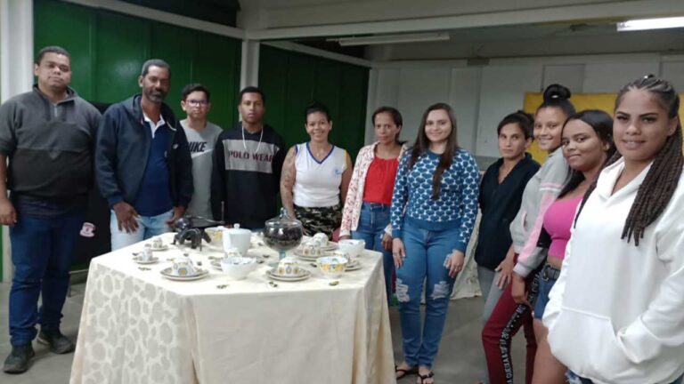 Professora do EJA desenvolve projeto de leitura com alunos e percebe melhora em sala de aula no CAIC de João Pinheiro